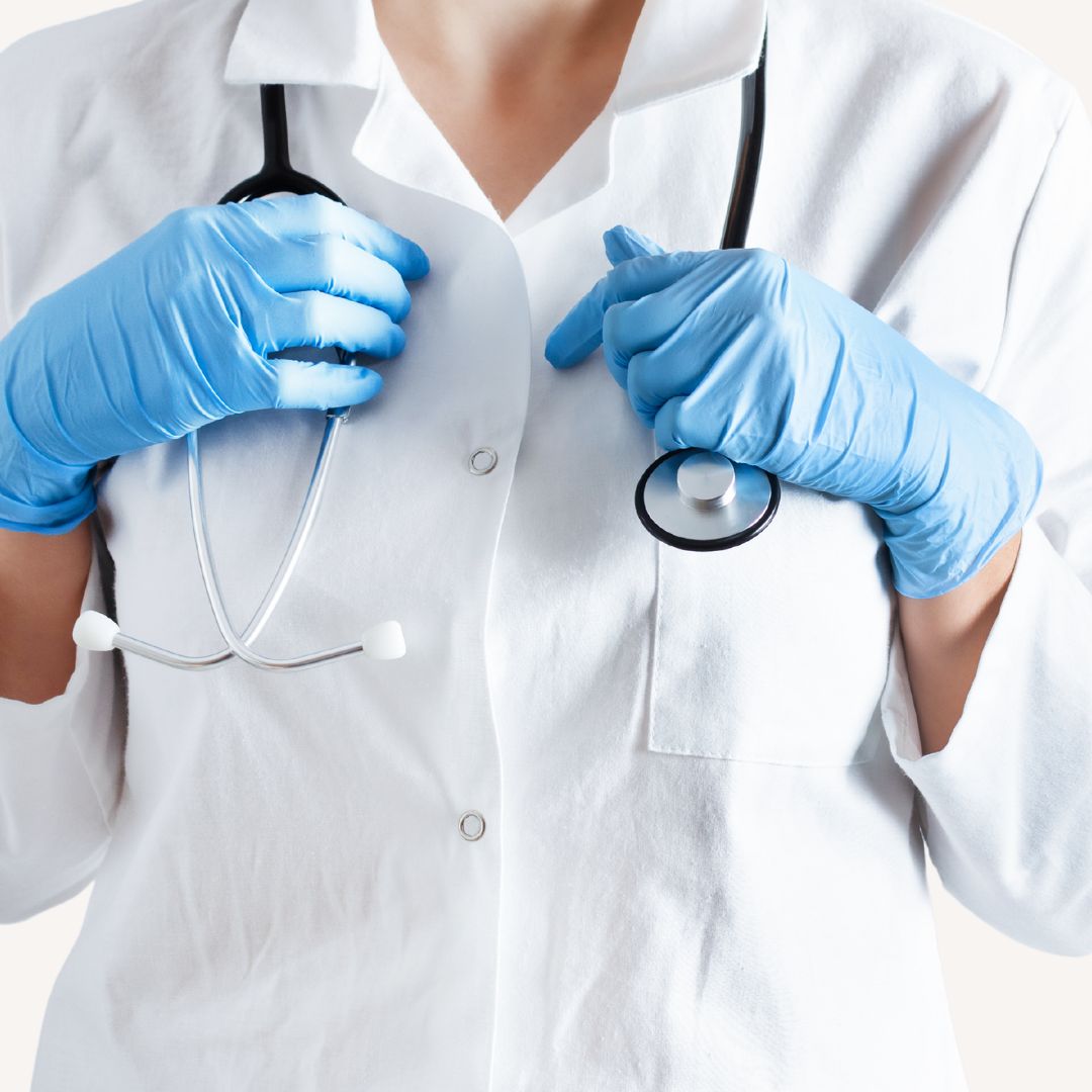  A doctor examines the hands of a female arthritis patient